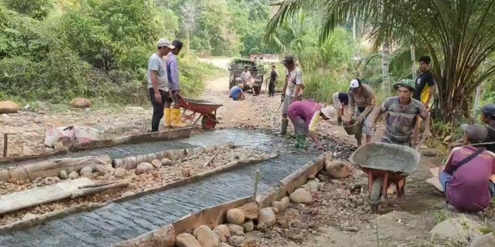 Tak Kunjung Ada PerbaiKan, Tiga Desa di Seluma Patungan Perbaiki Jalan Rusak