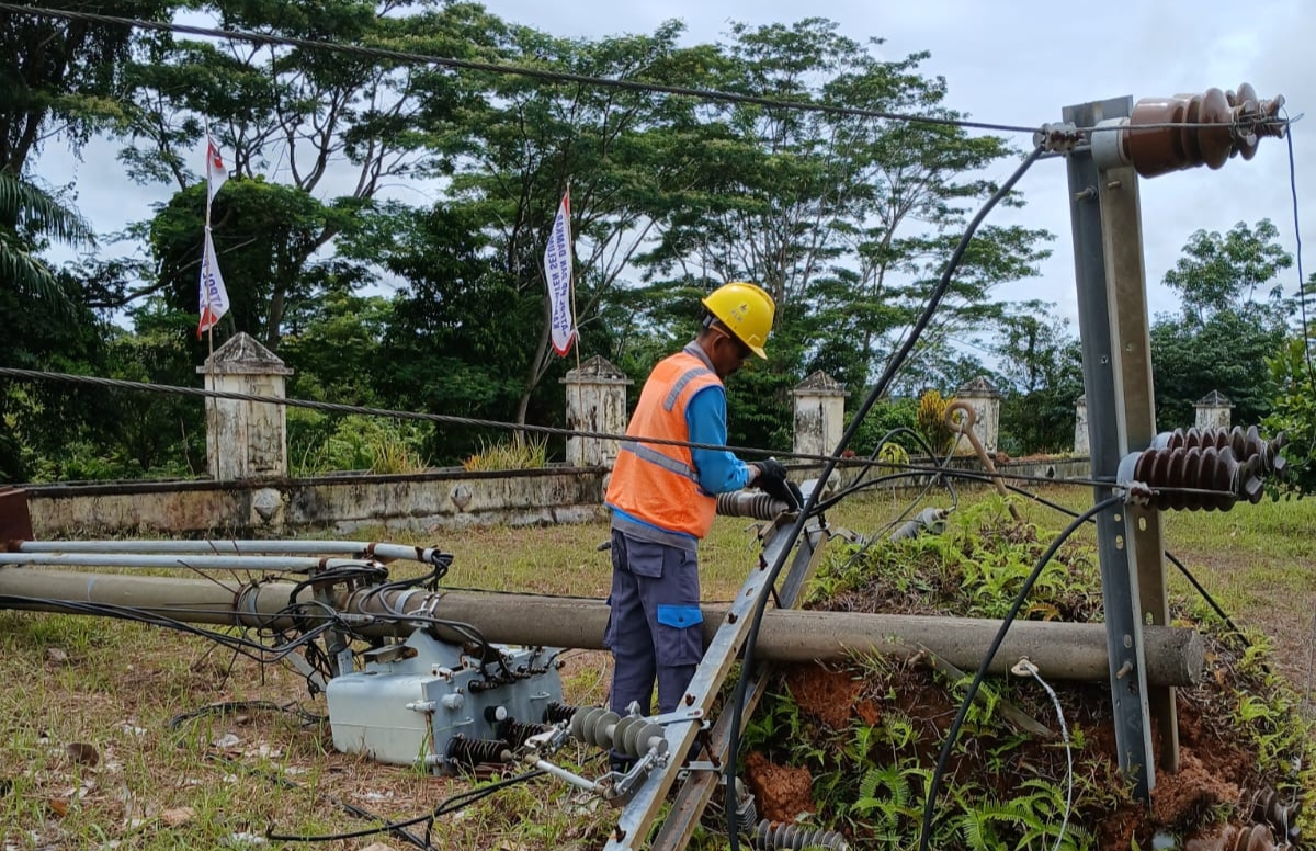  2 Tiang PLN di Depan Kantor Satpol PP dan Damkar Seluma Ambruk, Hujan Badai