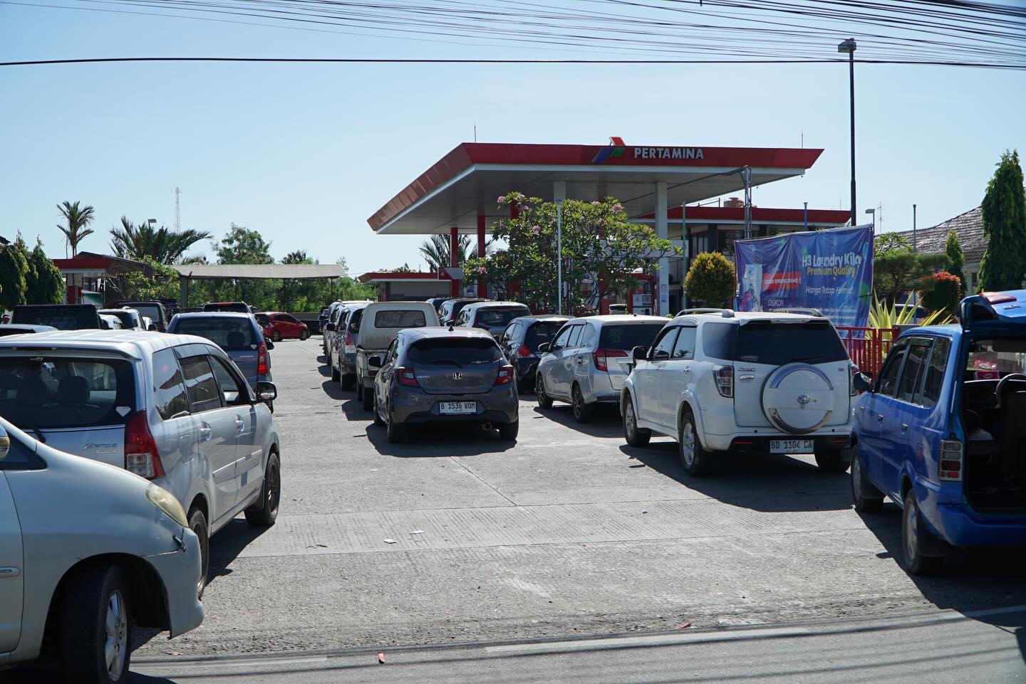  Panic Buying, Warga Antri  BBM  di SPBU Bengkulu, Pertamina Pastikan Stok Aman