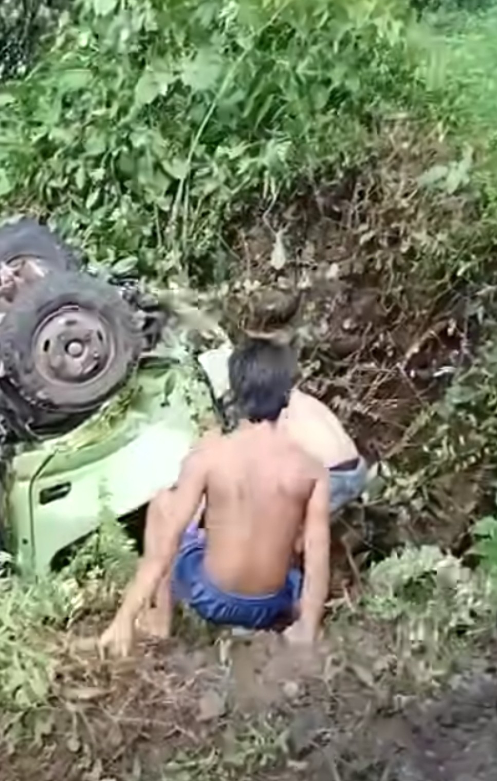 Truk Bermuatan Sawit Terjun ke Jurang di Napal Melintang Seluma, Sopir Luka-Luka 