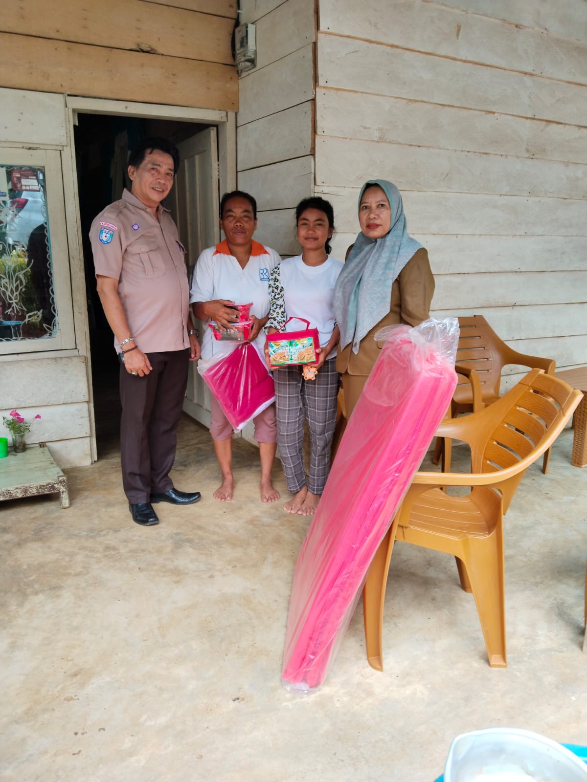 Dinsos Seluma Salurkan Ratusan Paket Bantuan Korban Banjir dan Bencana Pohon Tumbang