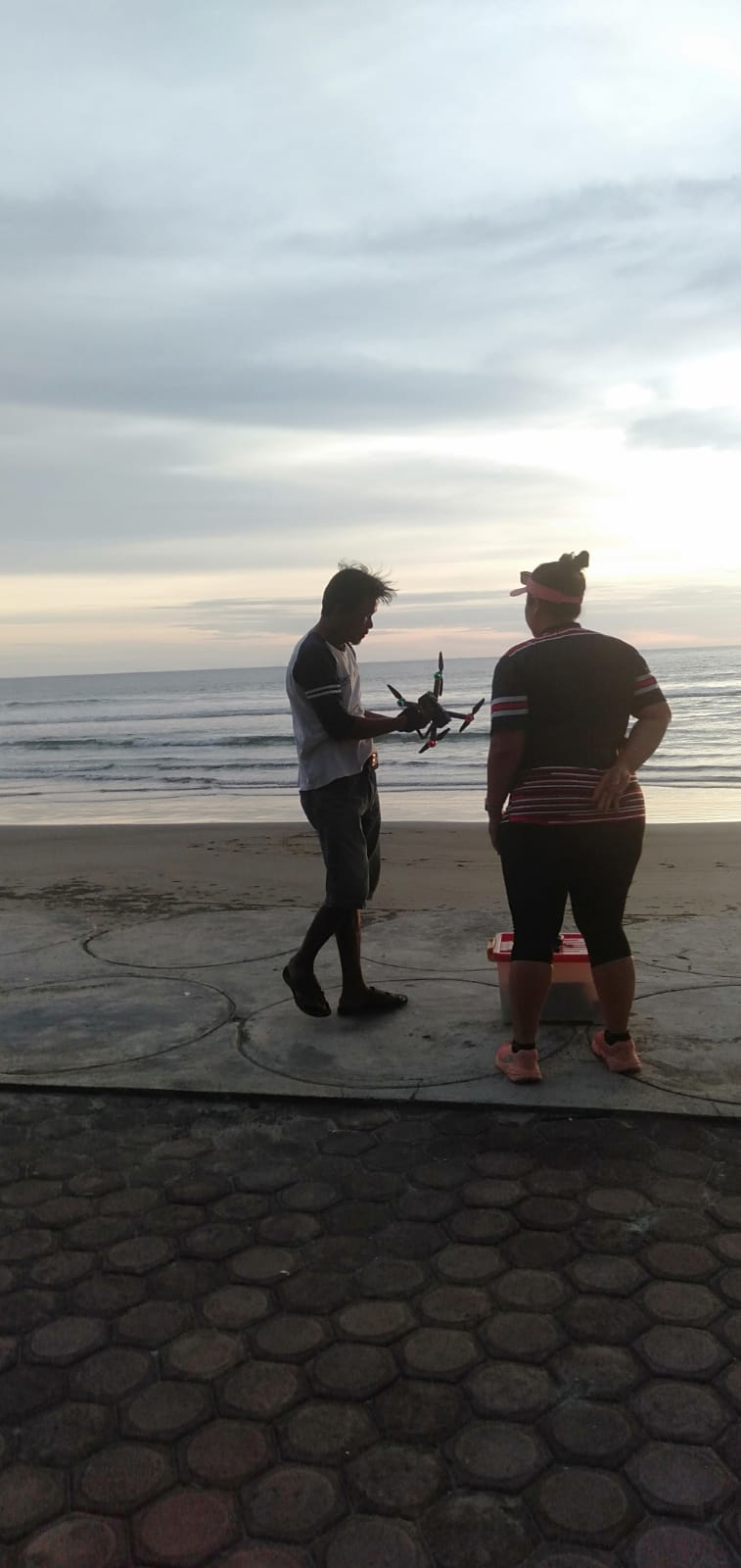 Bawa Drone ke Pantai, Lihat Apa yang Dilakukan Pemancing Bengkulu Ini