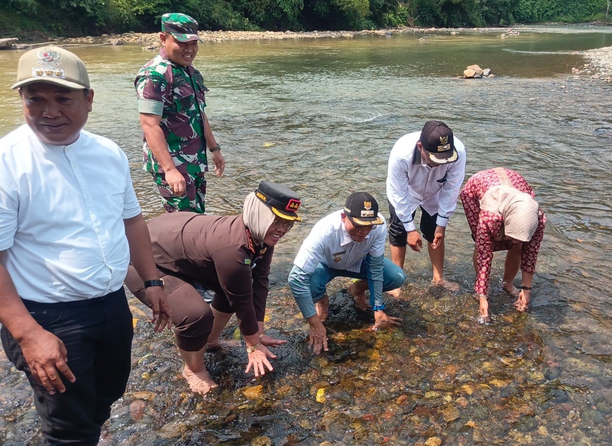 Bupati BS dan  Dandim Serta Kajari, Lepas Bibit Ikan Emas di Lubuk Larang 