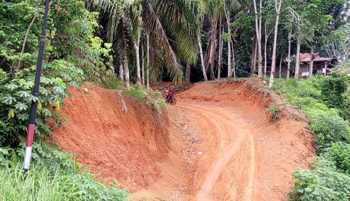 Anggaran Rp 75 Juta, Desa Air Latak Bangun Pembukaan Jalan 950 Meter