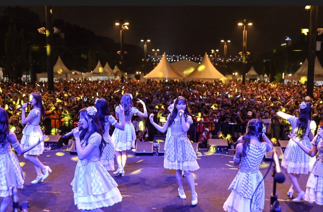 Penampilan  JKT48 Pecahkan Histeria Fans di HUT FIFGrup di Plaza Parkir Timur 