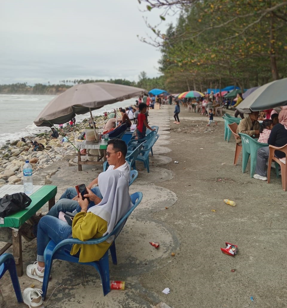 Libur Nataru di BS, Pedagang Kelapa Muda di Pantai Dapat Berkah