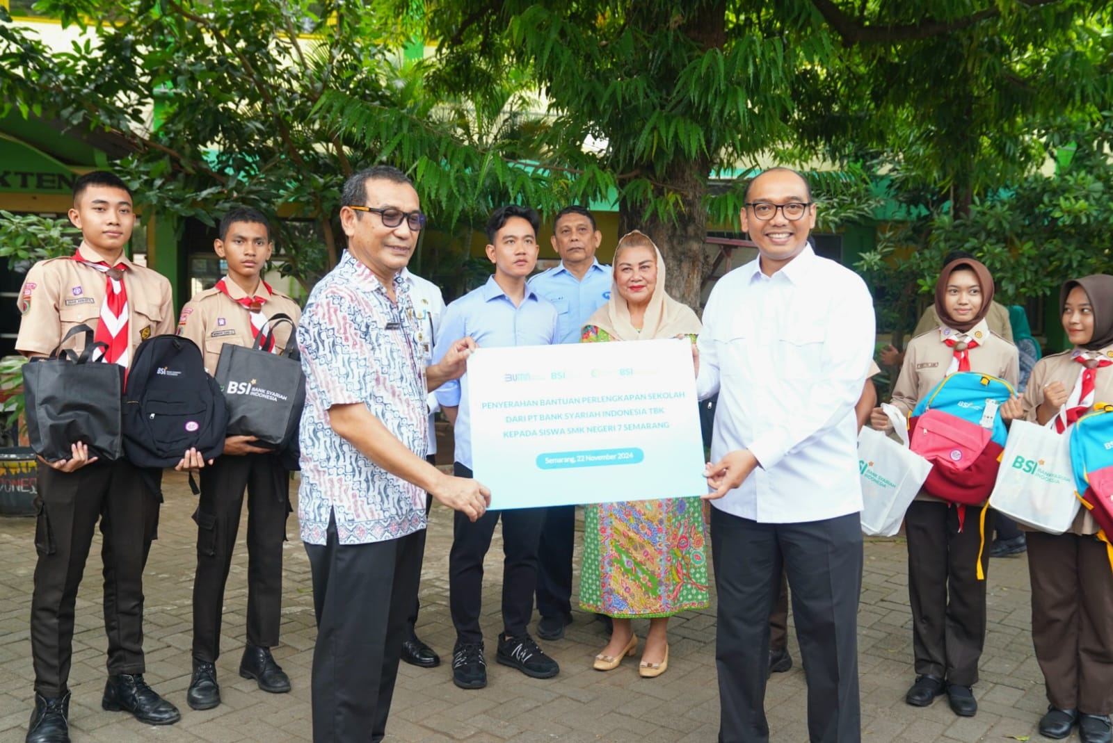 Dukung Kemajuan Pendidikan, BSI Berikan Bantuan Langsung ke Pelajar