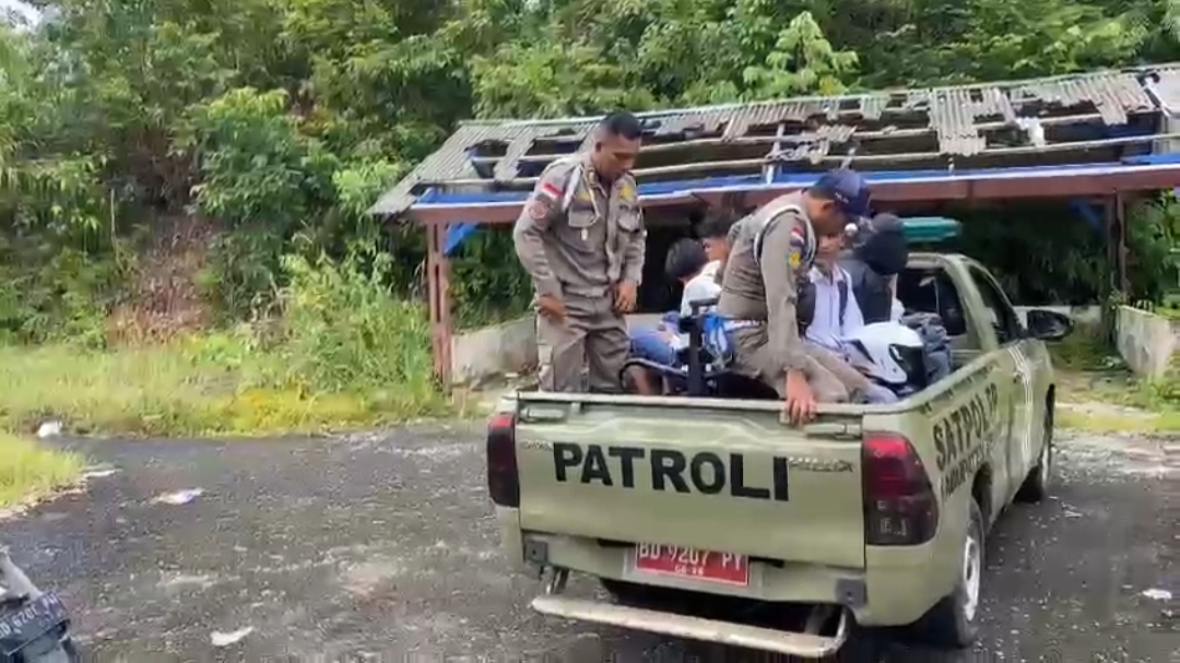  Satpol PP Seluma Amankan Belasan Pelajar,  Bolos Sekolah
