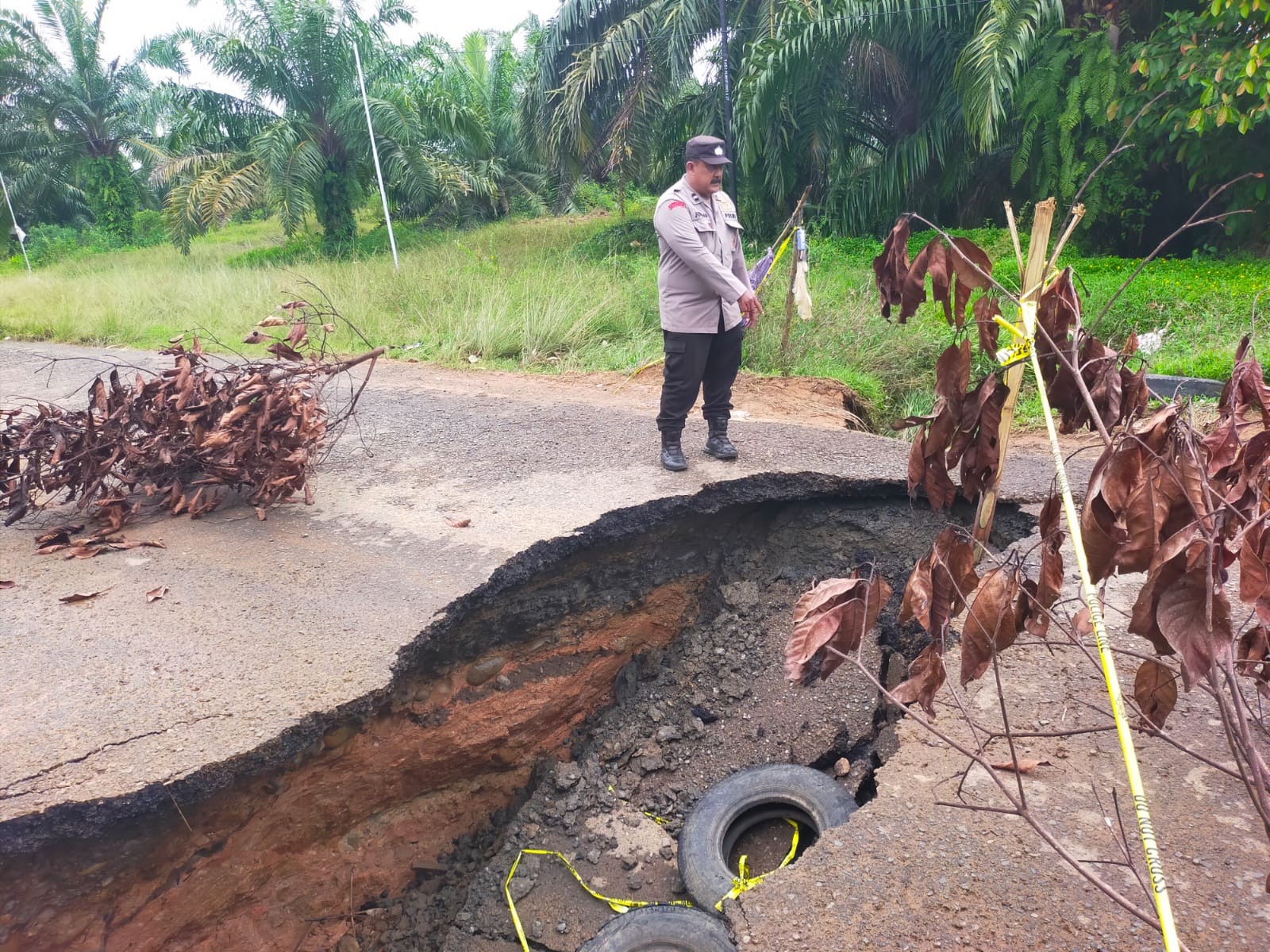 Diguyur Hujan Deras, Jalan Penghubung Bunga Mas–Pasar Sembayat Putus Total