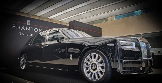 Rolls Royce Phantom Mobil Kelas Dunia Harga Capai Rp 90 Miliar Fitur Baru Sistem Empat Roda Bergerak Otomatis