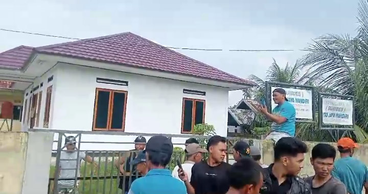  Polisi Lakukan Pengamanan Kantor Desa Dusun Baru Seluma, Minta Warga Tidak Merusak