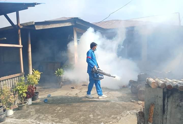  Petugas Kesehatan Lakukan Fogging di BS, Korban DBD Terus Bertambah!