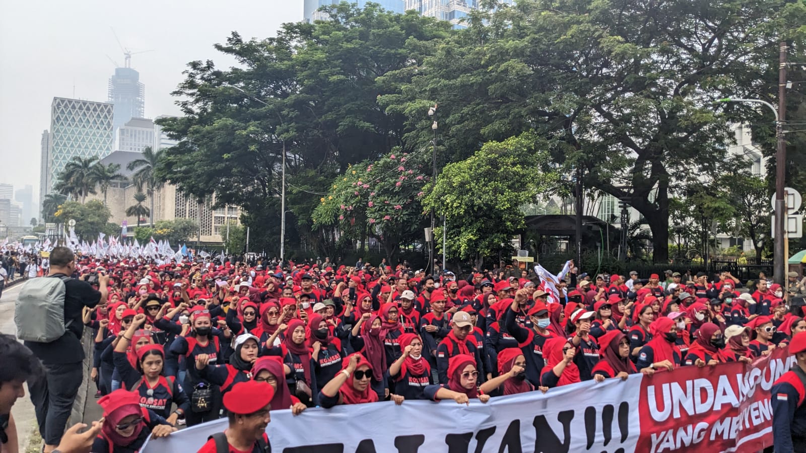 Ribuan  Buruh Demo ke Istana negara, Tuntut Omnibus Law  Dicabut