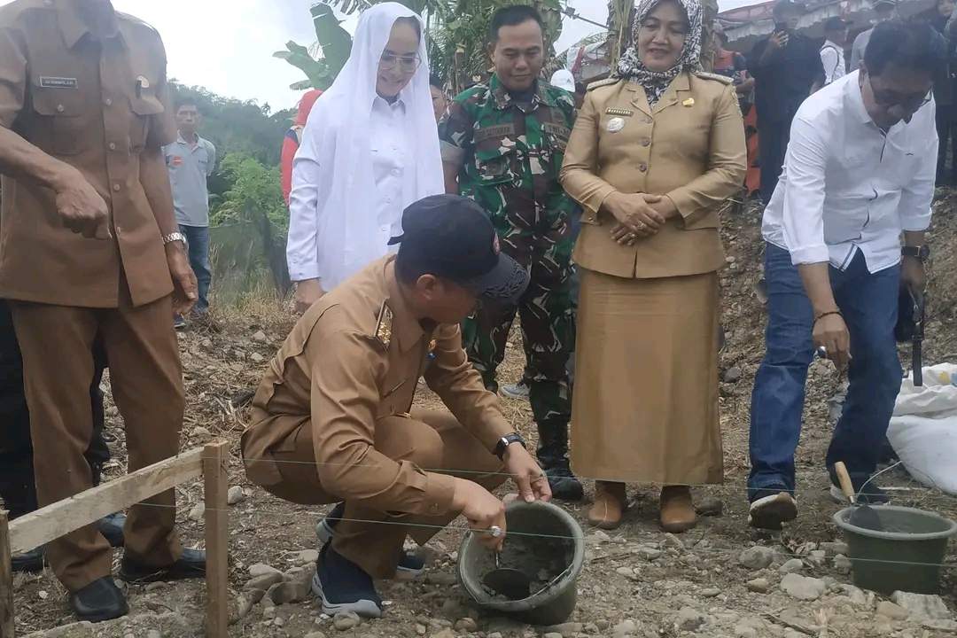  Bangun Rabat Beton, Sekda BS Lakukan  Peletakan Batu Pertama