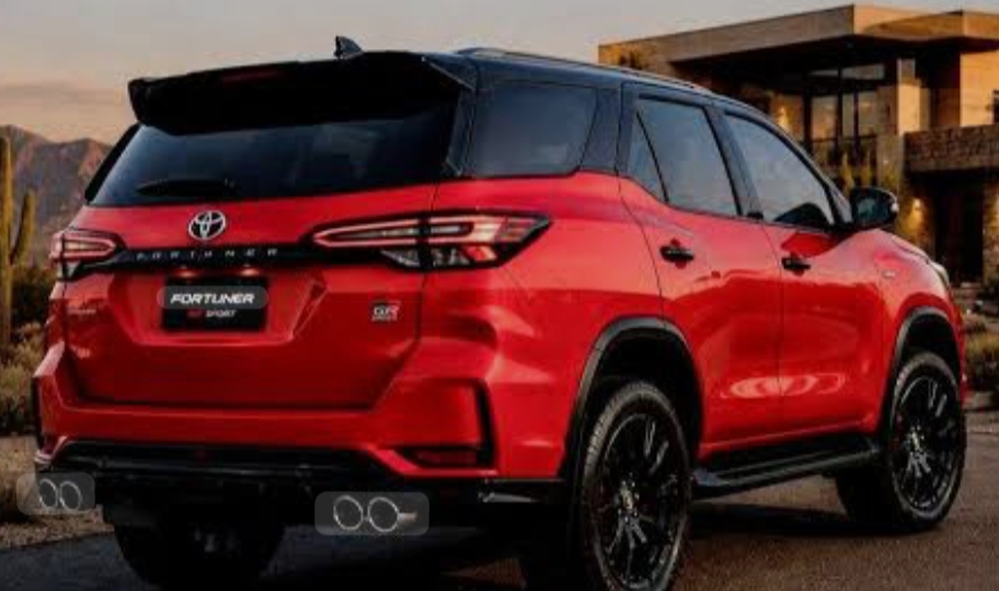 Fortuner GR Sport memiliki karakter desain yang tegas dan sporty. Detail pada bagian depan, grille, bumper