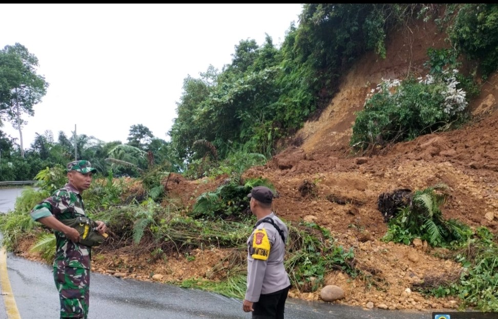 Longsor Tebing Batu Kunyit BS,  Badan Jalan Lintas Nyaris Tertutup