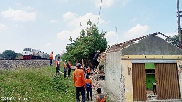 KAI Daop 3 Cirebon Tertibkan Bangunan Liar di Sekitar Perlintasan Sebidang, Demi Keamanan Kereta Api