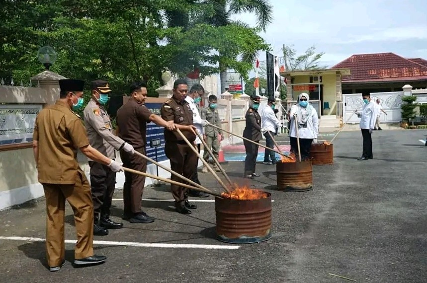  Jaksa Lakukan Pemusnahan Barang Bukti dan Barang Rampasan, Hari Anti Korupsi Sedunia