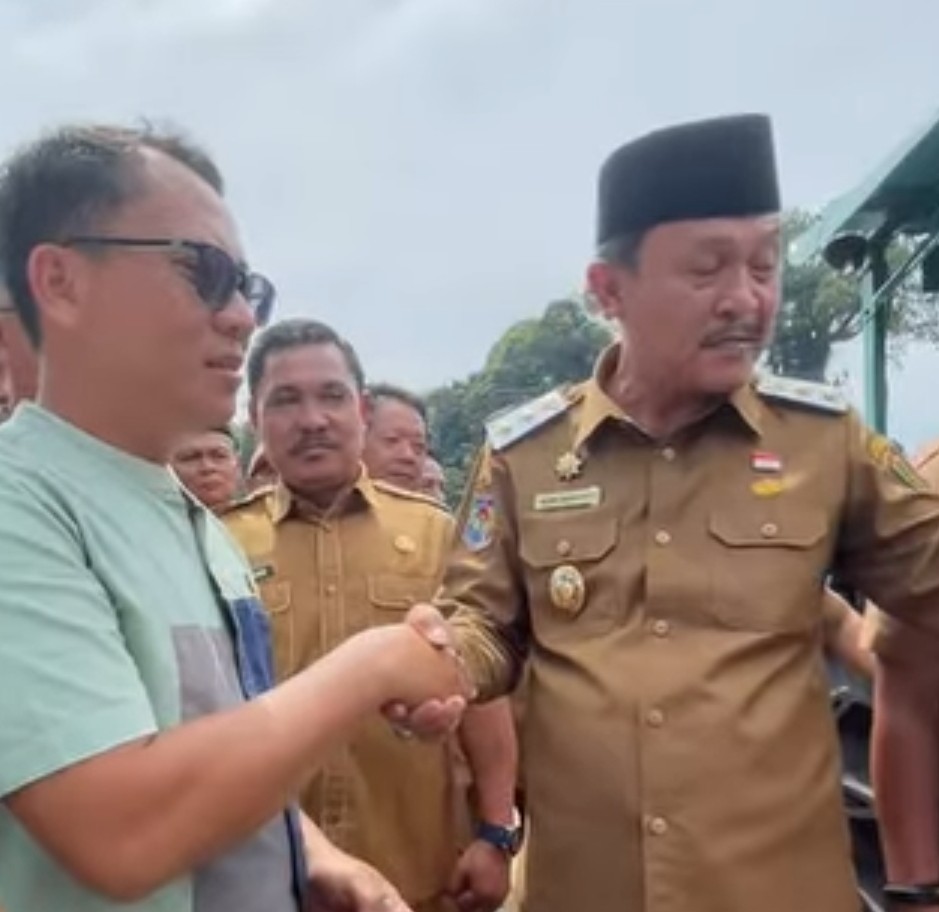 Wabup BS Serahkan Handtractor kepada Warga Air Nipis saat Musrenbangcam 2026