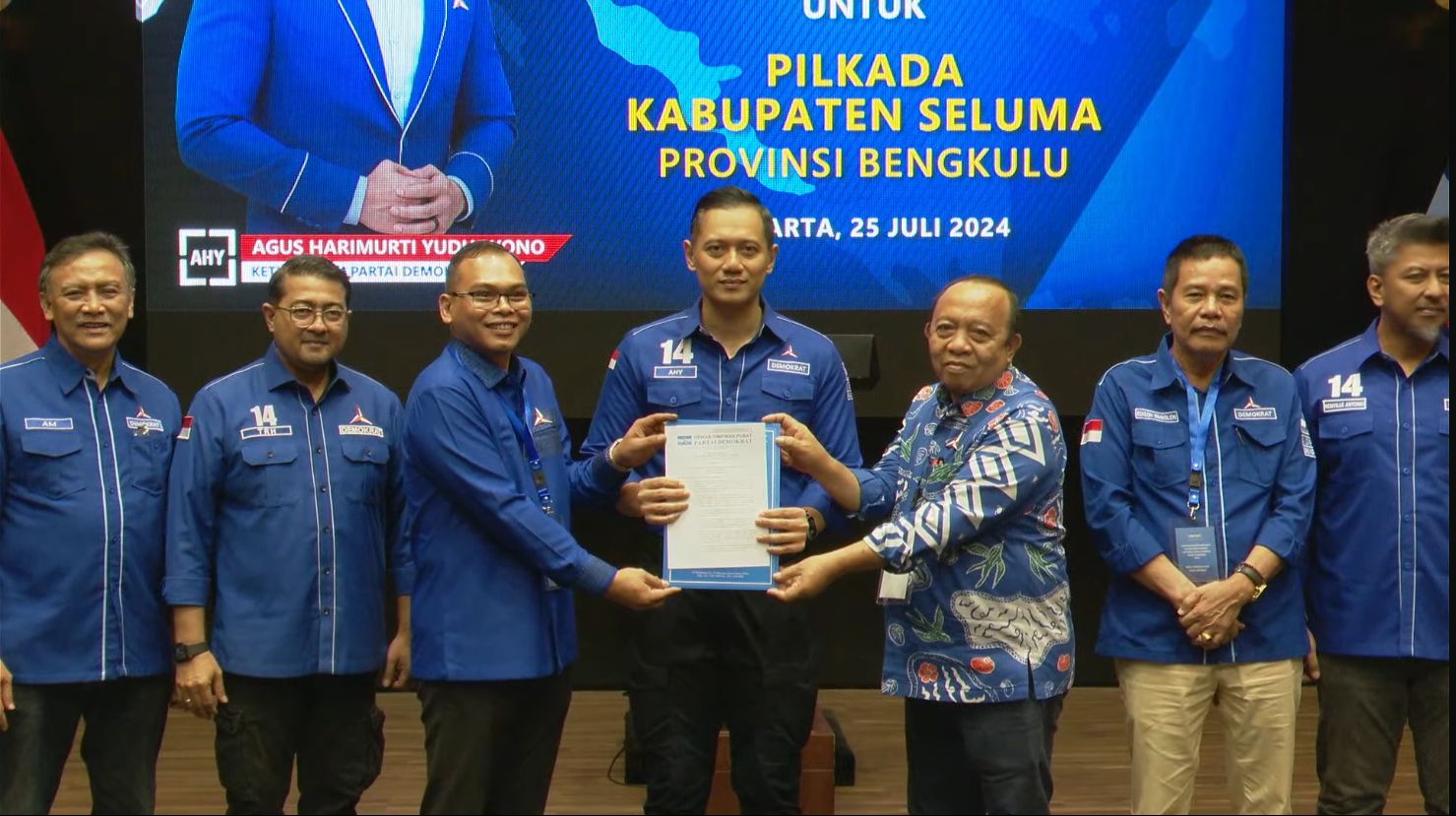 Putra SBY Serahkan B1 - KWK Partai Demokrat Kepada Teddy - Gustianto 