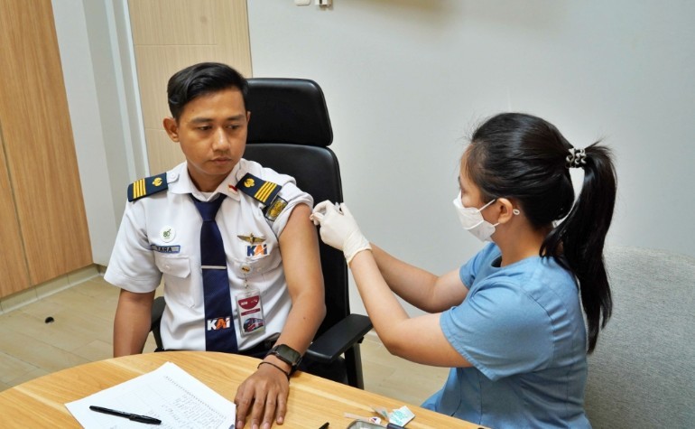 KAI Vaksinasi Petugas LRT Jabodebek, Jelang Angkutan Nataru 2025/2026