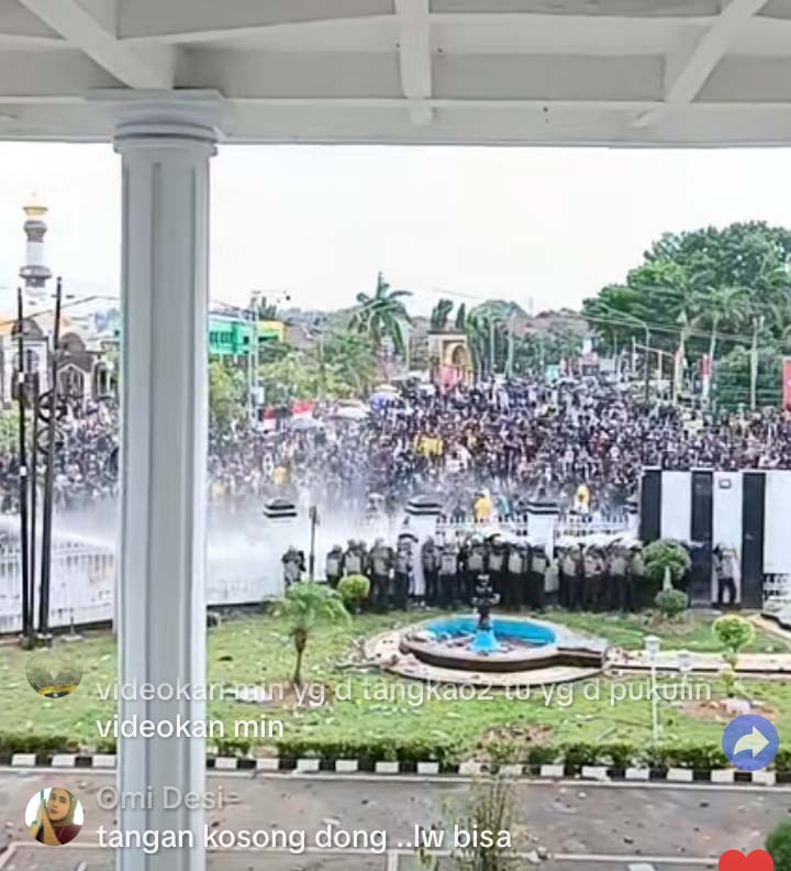 Demo di gedung DPRD Provinsi Bengkulu Rusuh, Pagar Jebol, Mahasiswa Diserang Water Canon