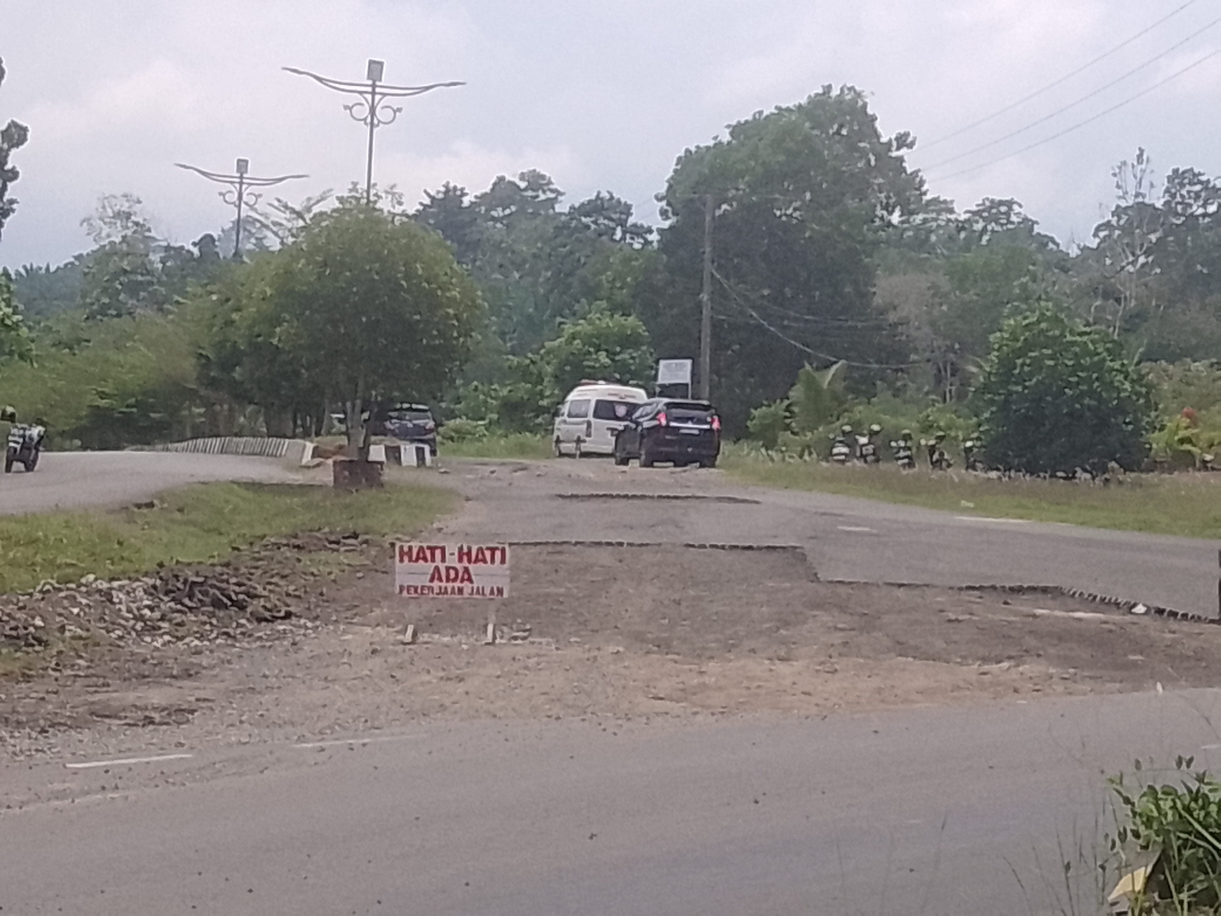 Jalan Menuju Rumdin Bupati Diperbaiki