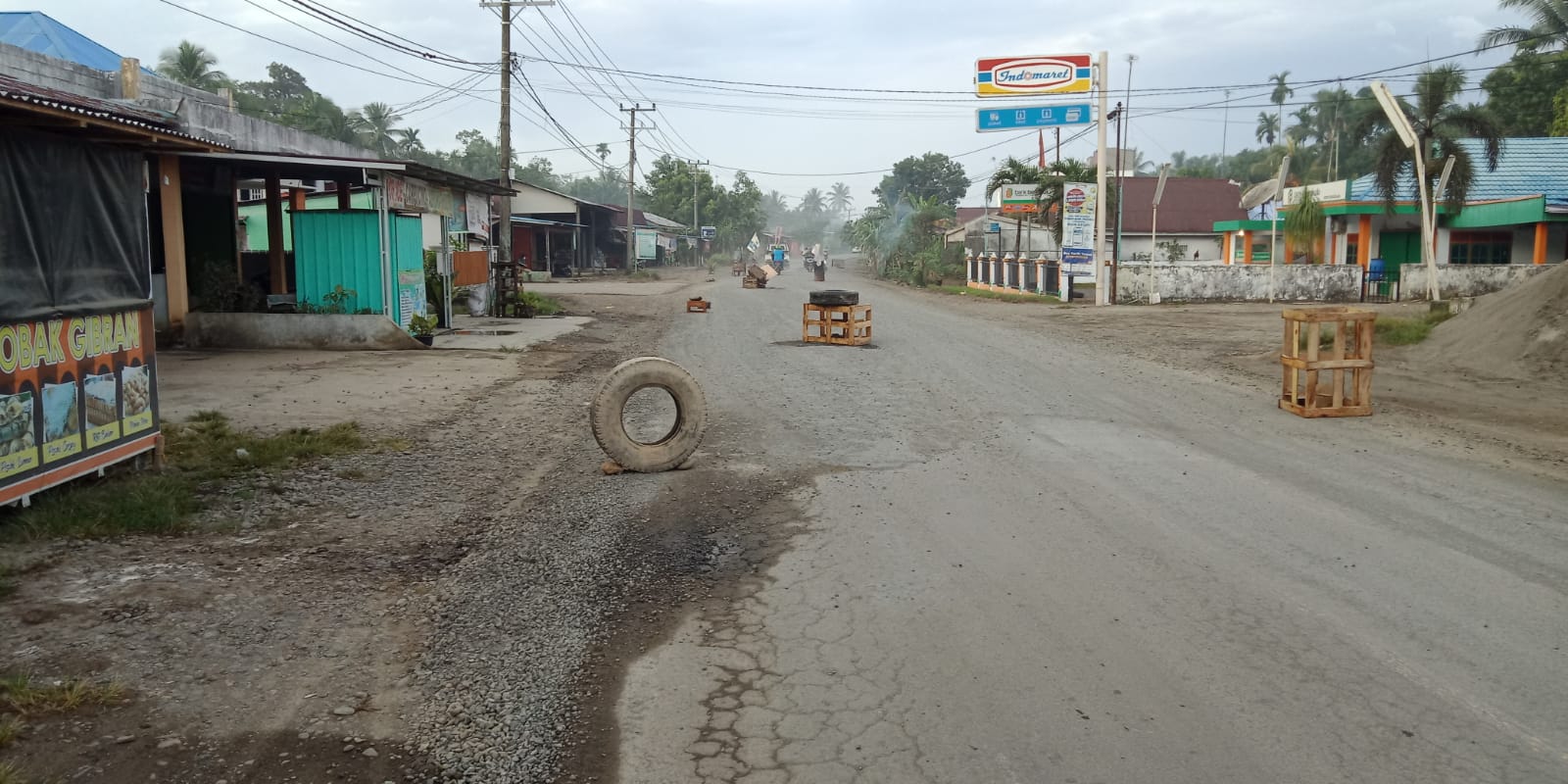 Warga Seluma Portal Jalan Lintas di Sukaraja