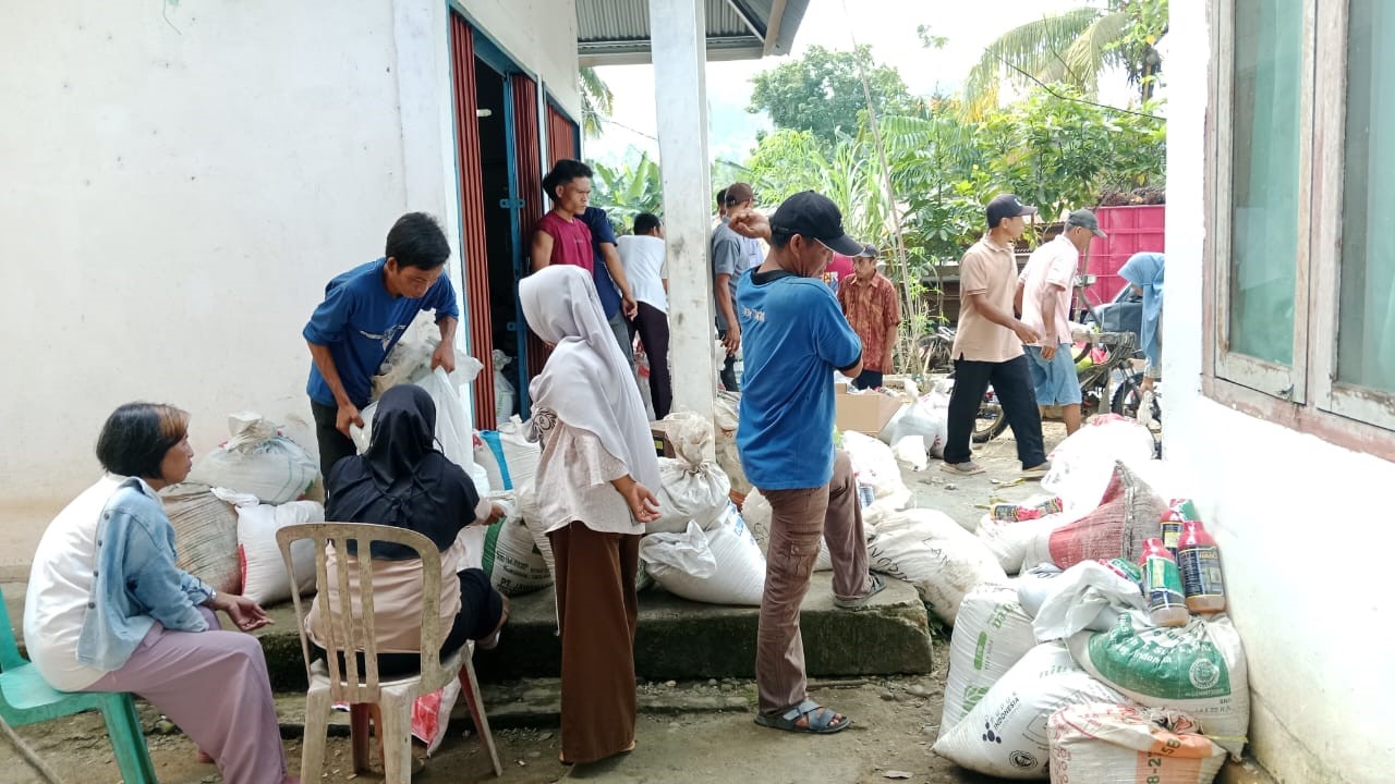    Desa di Seluma Ini Beli Pupuk dari Dana Desa, Bagikan ke Warga 