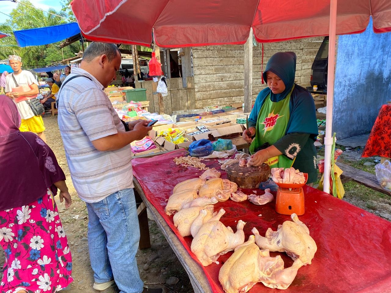 Anggota Polres Seluma Monitoring Harga Sembako, Jelang Idul Adha