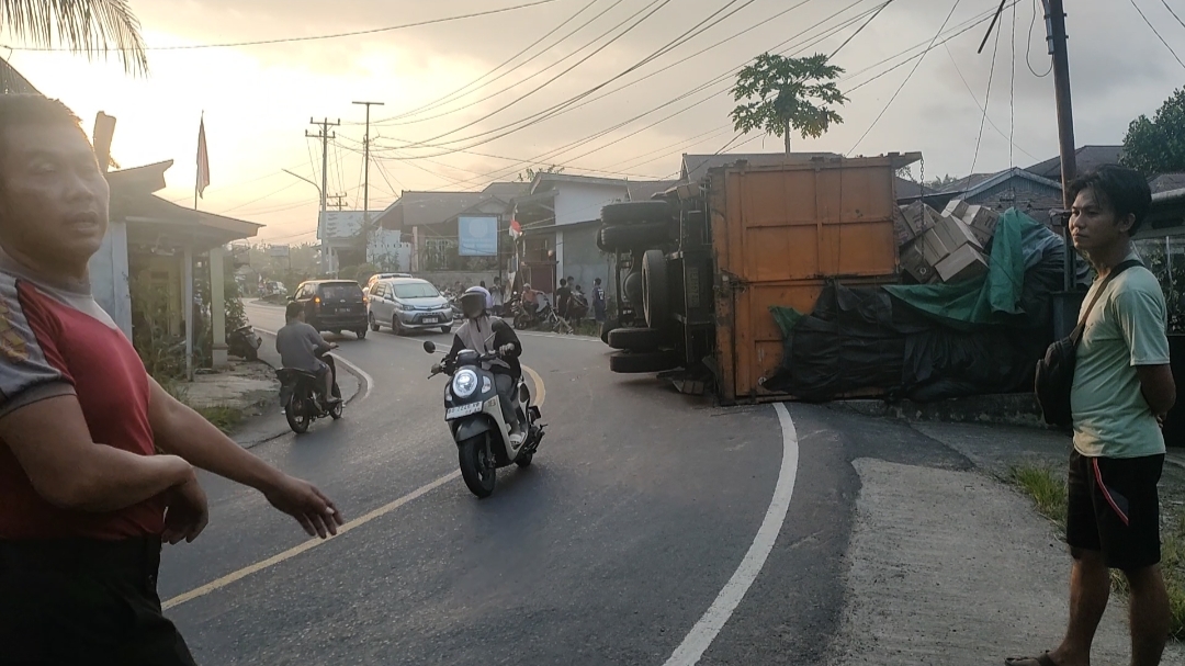   Truk Fuso Muatan Biskuit, Terbalik di Tikungan Bunga Mas Seluma