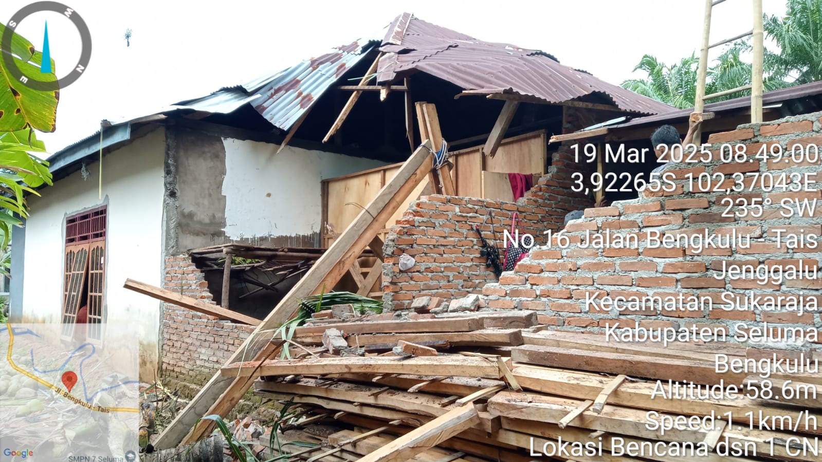   Rumah Warga Cahaya Negeri Seluma Ditimpa Pohon Besar, Rusak Berat
