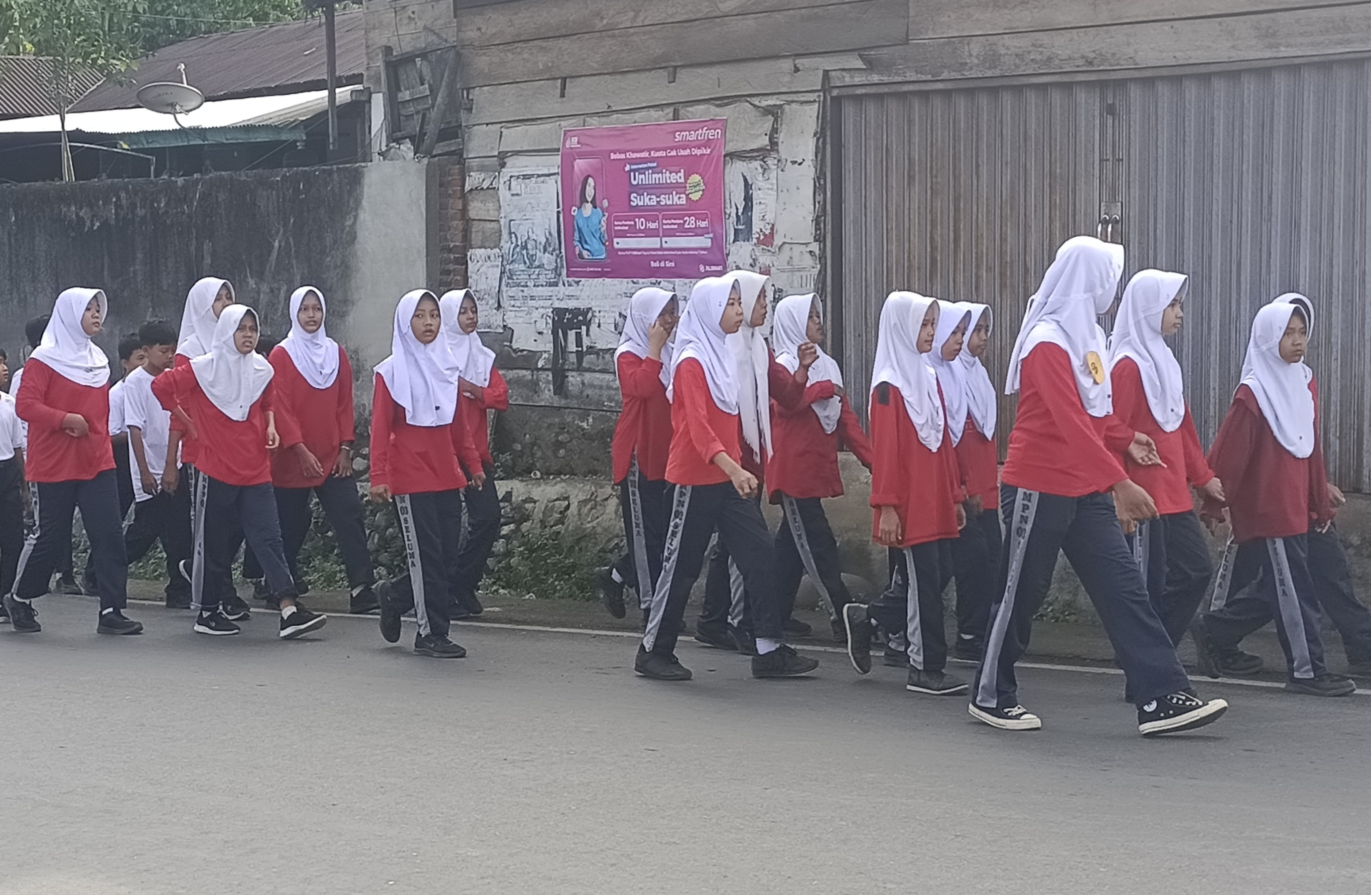  Suasana Semarak SMP Negeri 3 Seluma Gelar Gerak Jalan Indah dan Lomba Drum Band Meriahkan HUT RI ke-80