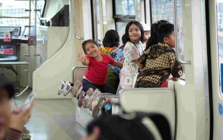Gunakan LRT Jabodebek untuk Mobilitas Nyaman Selama Libur Natal 2025 dan Tahun Baru 2026