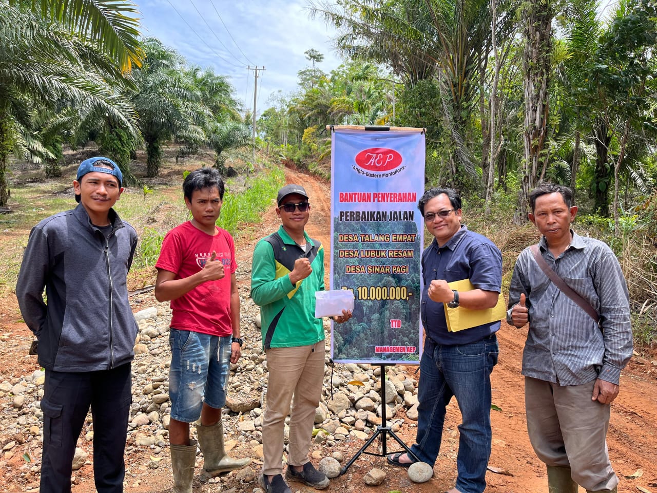Sebagai Bapak Angkat, PT AEP Bantu Rp 10 Juta Swadaya Perbaikan Jalan Tiga Desa di Seluma Utara