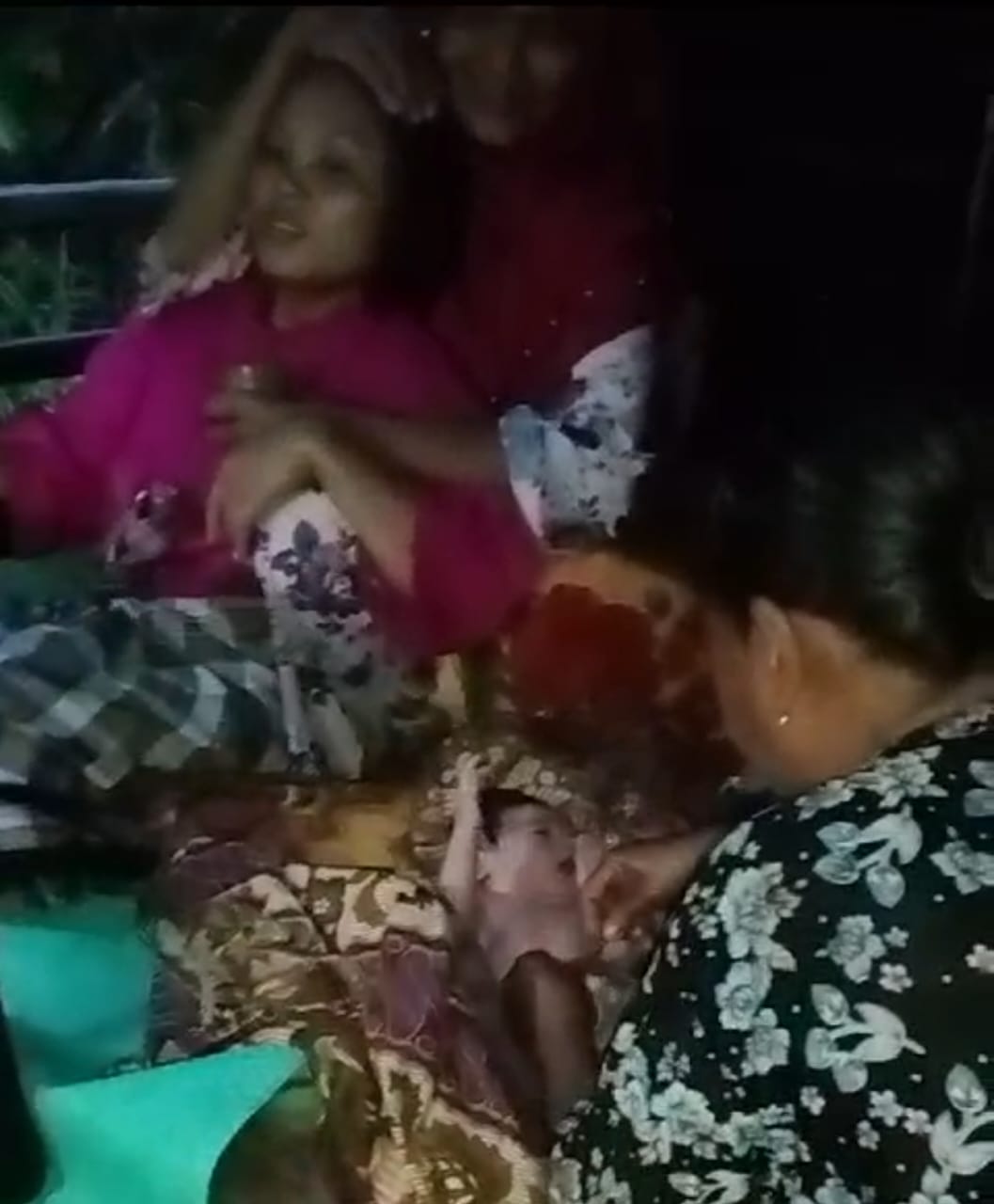 Beratapkan Terpal dan Beralaskan Tikar, Bayi Cantik Asal Sekalak Lahir Dijalan Rusak. Ini Kisah Nyata!