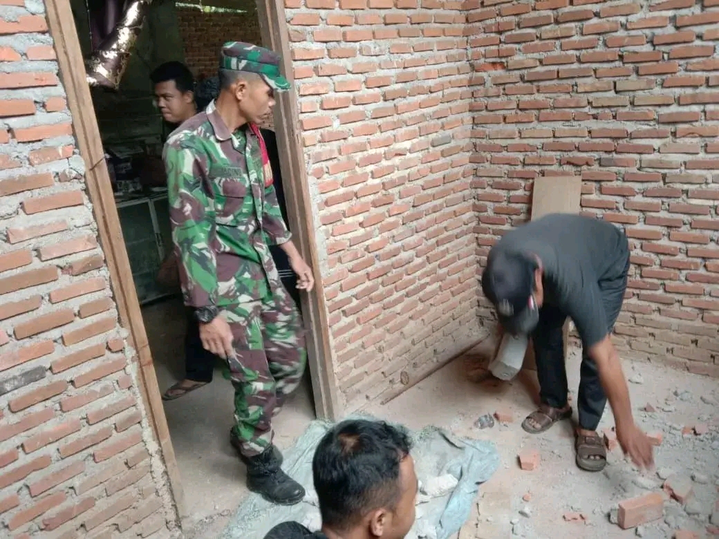 Babinsa dan Warga BS Bantu Membersihkan dan Perbaikan Rumah Korban Terdampak Gempa