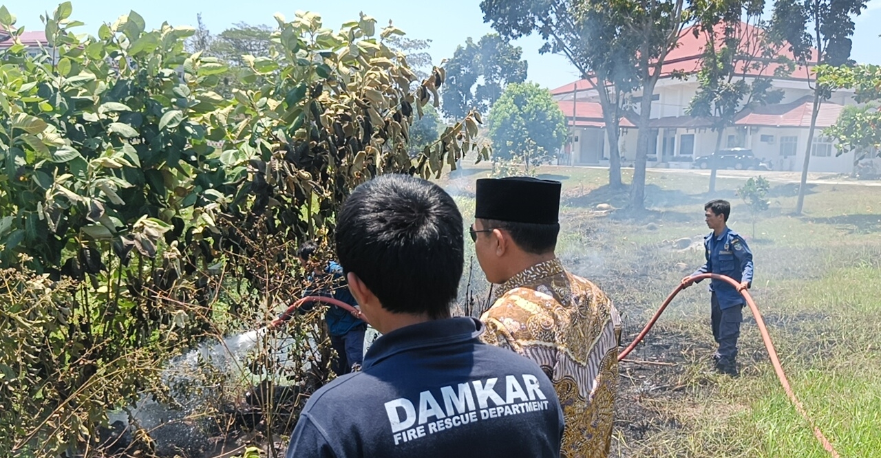  Kebakaran di  Depan Sekretariat DPRD Seluma,  Rapat Banmus Langsung Bubar