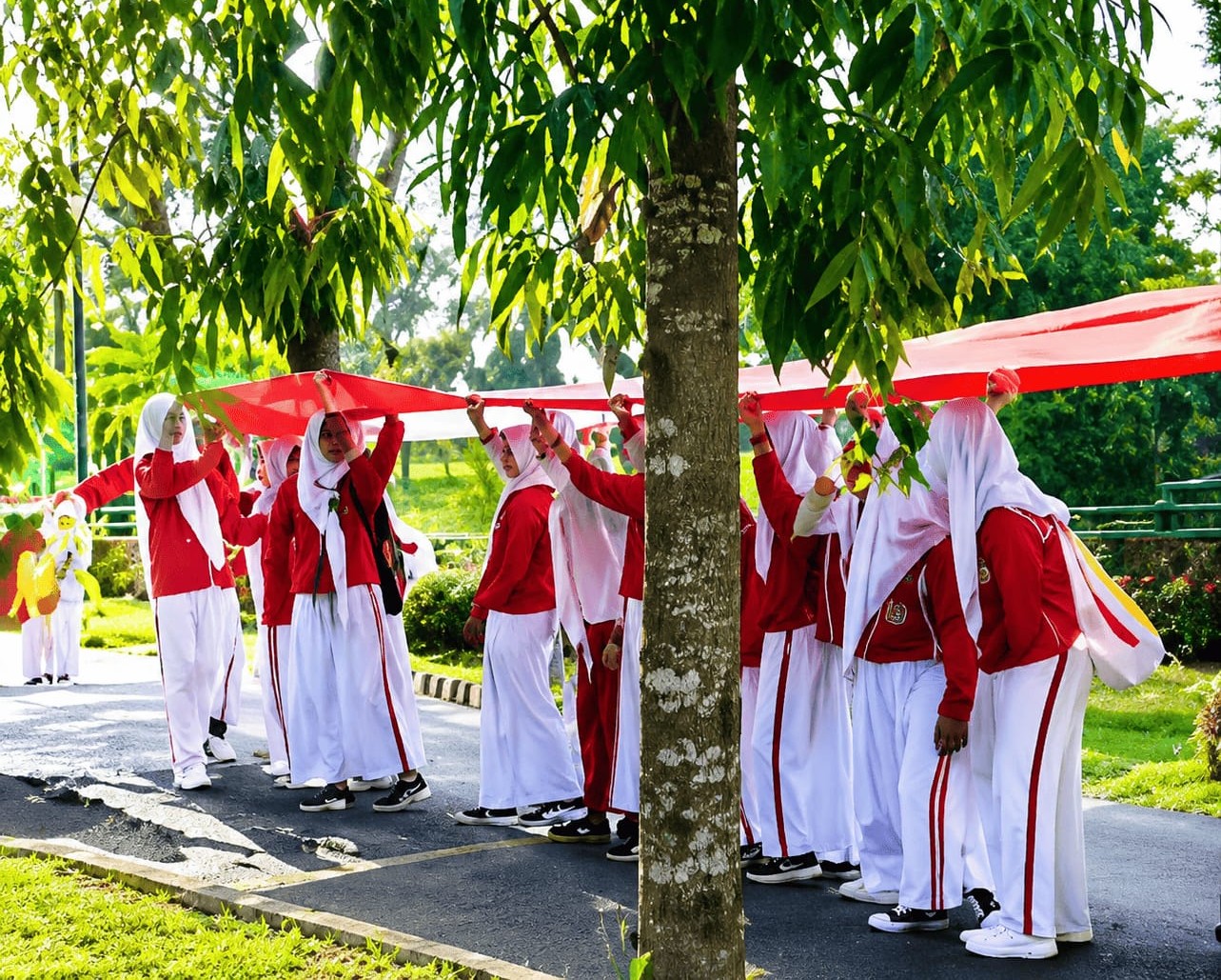       Insiden Putus di Tengah, Warnai Kirab Bendera 2.003 Meter Peringati HUT RI di Seluma