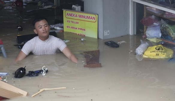 Banjir Membuat Kota Bekasih Lumpuh,  Mega Bekasi Hypermall Kebanjiran, Pengunjung Berlarian