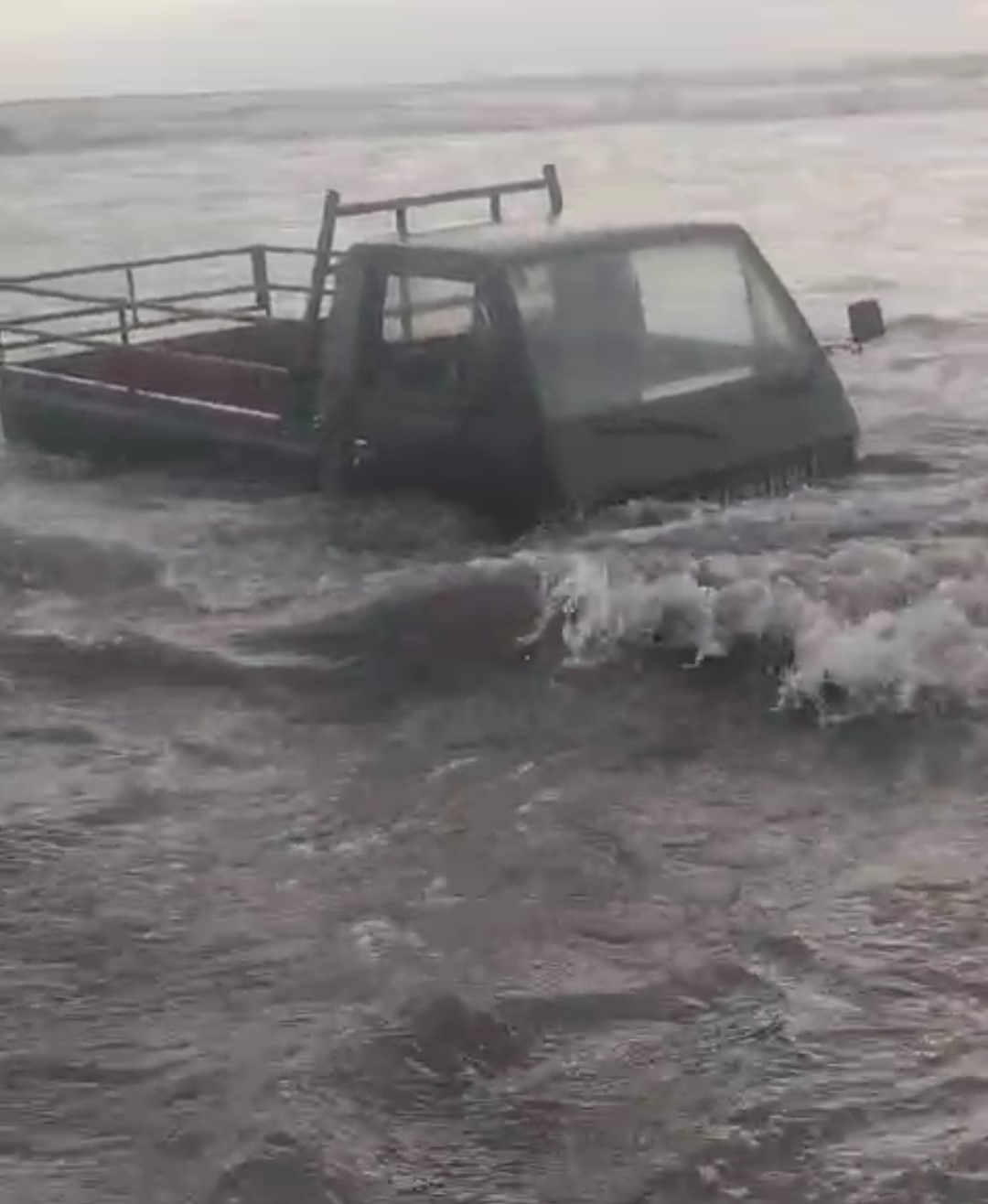 Ambil Kayu di Pantai Seluma, Mobil Warga Pasar Seluma Nyaris Tergulung Ombak