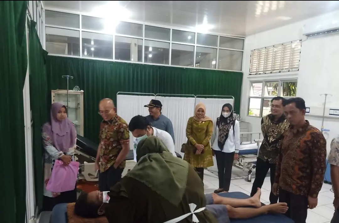 Bupati Antar Pasien Menderita Sakit Tulang Belakang