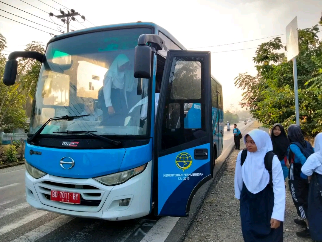  Pelajar Bengkulu Selatan Harus Naik Bus Sekolah