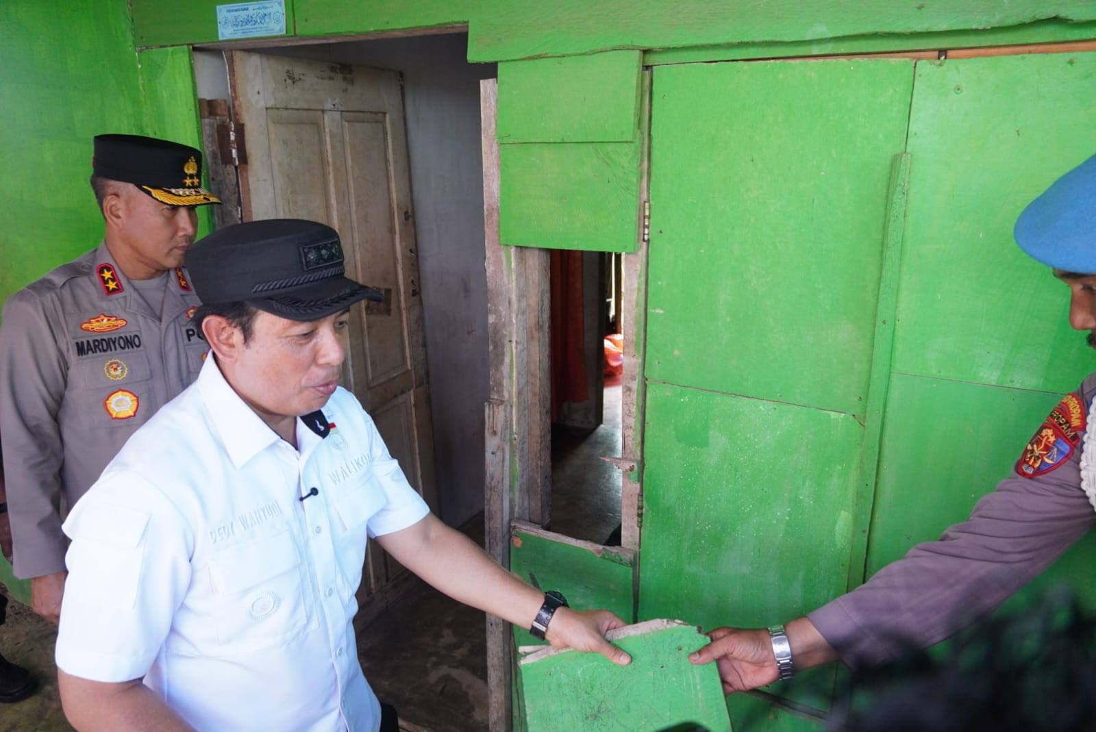 Walikota dan Kapolda Bengkulu Bedah Rumah, Bagikan Sembako