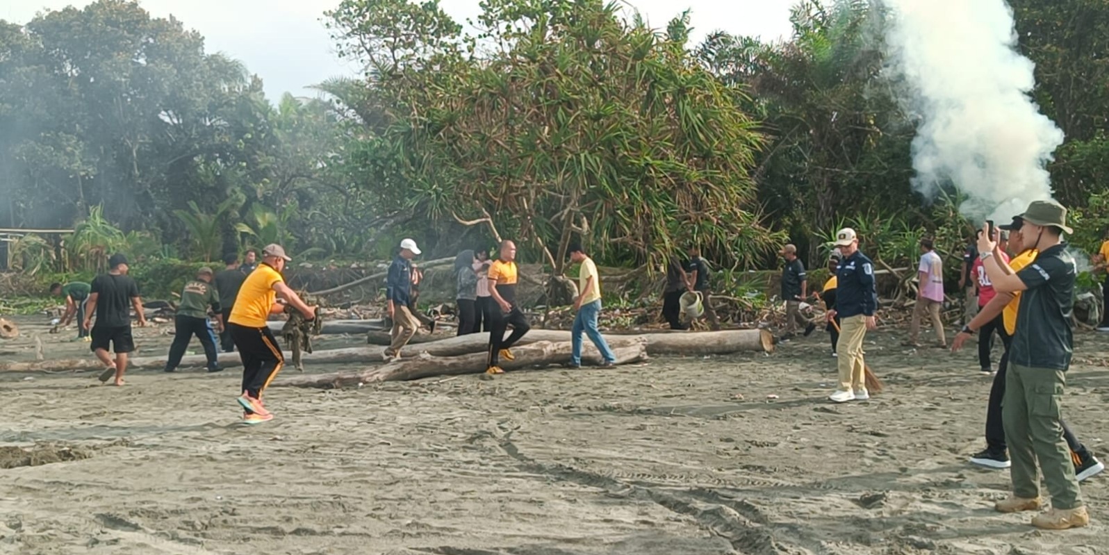 Jajaran Polres Seluma Gelar Aksi Bersih Pantai