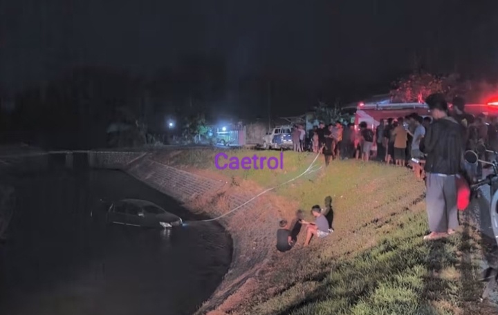 Toyota Innova Terjun ke Saluran Irigasi Lubuk Kebur Seluma