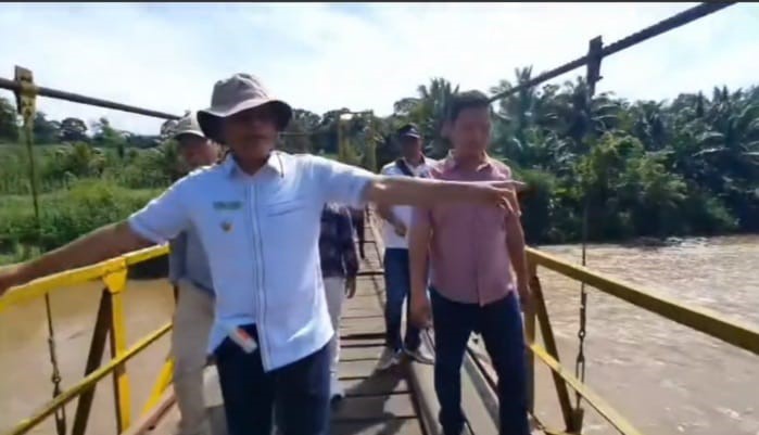 Tinjau Perbaikan Jembatan, Bupati BS Berpesan Rawat Fasilitas