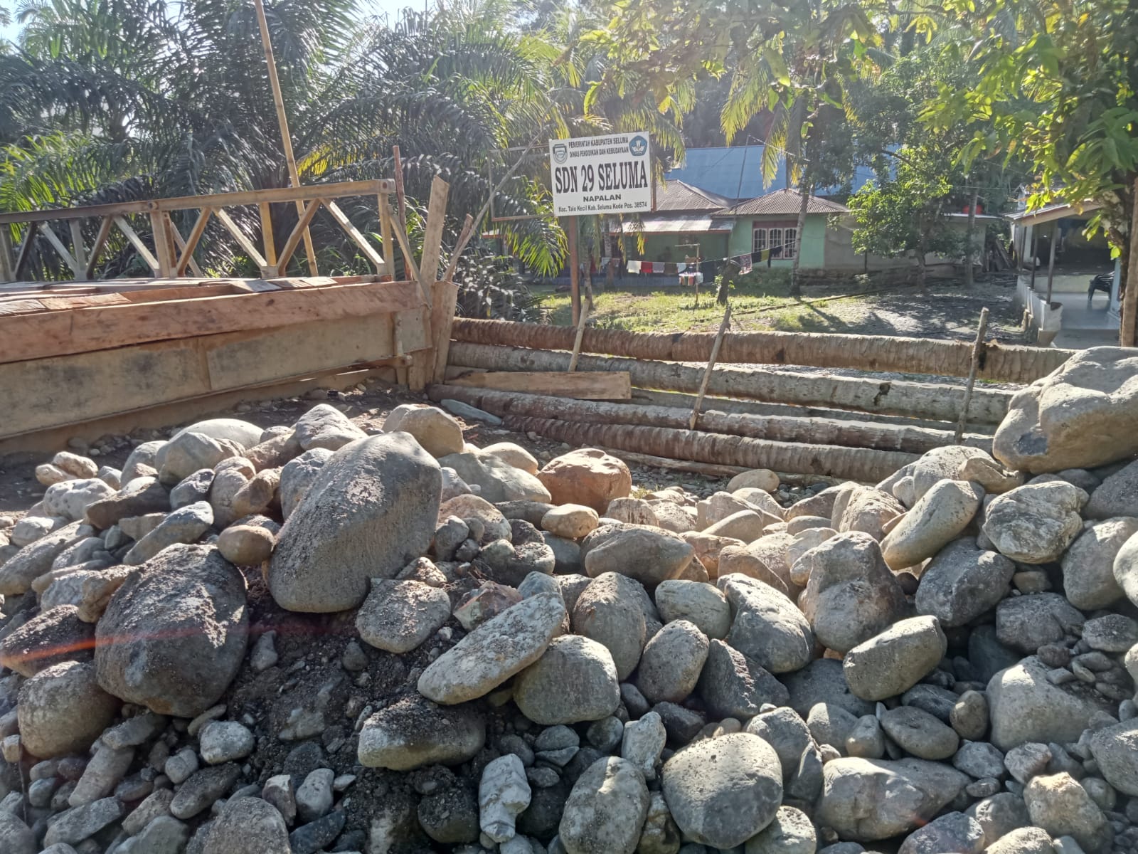  Masyarakat Keluhkan Material Proyek Jembatan Nasional, Menutup Akses Jalan SDN 29 Seluma