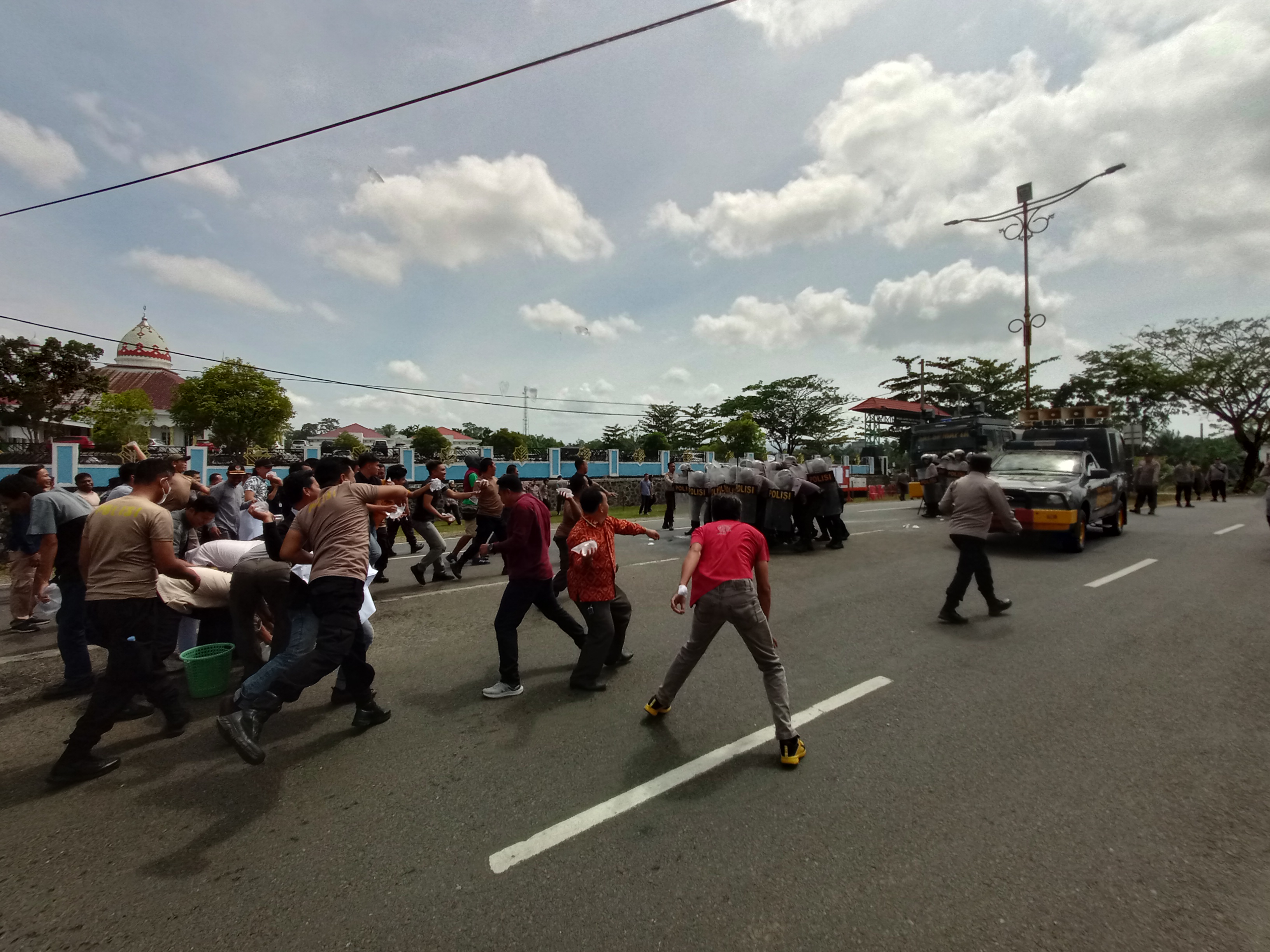 KPU seluma Diserang Massa, Polres Seluma Langsung Sigap Mengamankan..