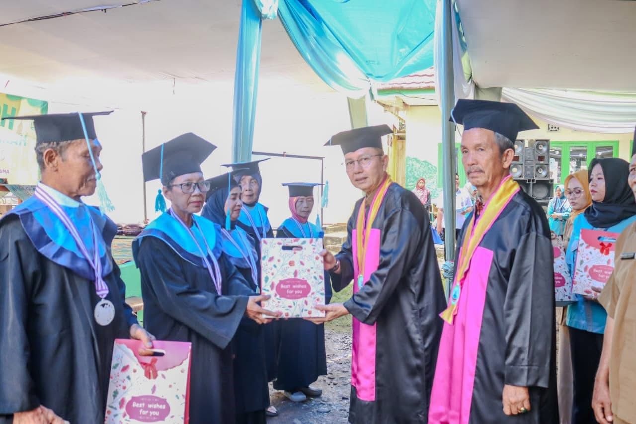 Asisten I Setda Seluma Wisuda 50 Siswa Sekolah Lansia Pengayom Senja